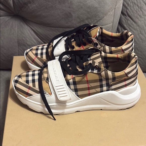 Burberry sneakers - Picture 8 of 12